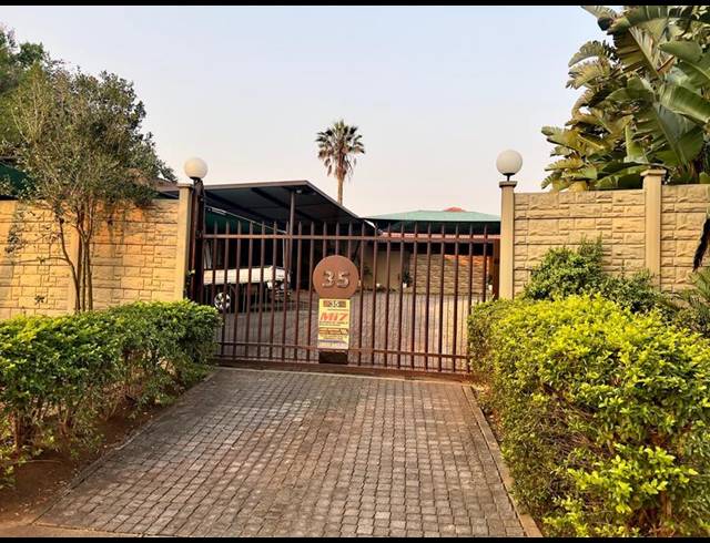 12 BEDROOM HOUSE FOR SALE IN HAYFIELDS